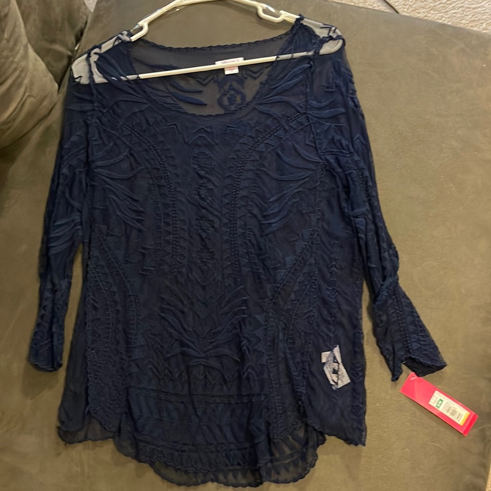 See through mesh top with geo design